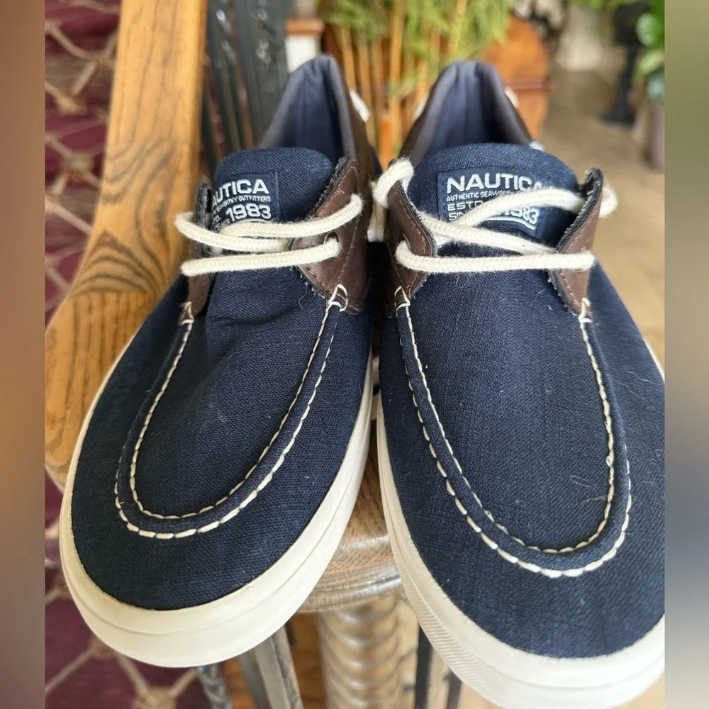 NAUTICA men’s 10 1/2 navy boat shoe excellent condition the “MALAD”